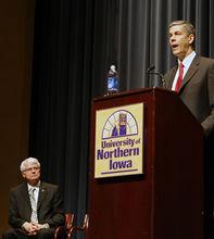 阿恩&middot;鄧肯在愛荷華大學演講