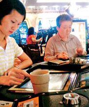 文雋與一妙齡少女賭場玩