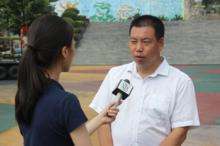 五龍山響水河旅遊區總經理何新建接受央視財經頻道記者的採訪