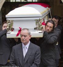 羅賓·吉布葬禮上棺槨被抬出