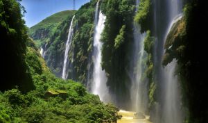 峽谷風景區兩岸峭崖對峙