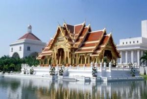 泰國易三倉大學 泰國易三倉大學