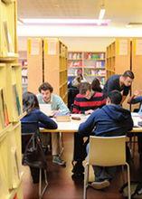 巴黎九大學生在圖書館學習