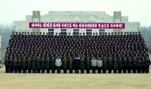 圖中標語：“用生命決死捍衛以敬愛的金正恩同志為首的勞動黨中央！”）