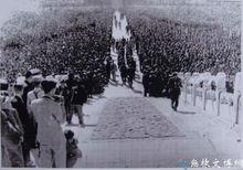 日本受降軍官步入故宮太和殿