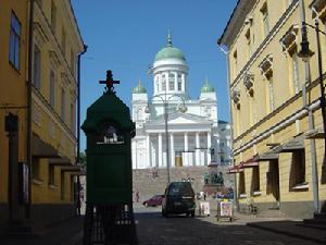 大教堂前的廣場上豎立著建於1894年的沙皇亞歷山大二世銅像，以紀念他給予芬蘭廣泛自治。