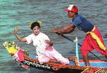 送水節的龍舟大賽上高棉少女表演傳統舞蹈