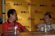 王大勇教練(左)