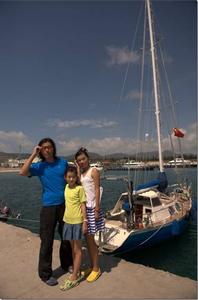 每次靠岸了,一家三口第一件事就是去洗澡。