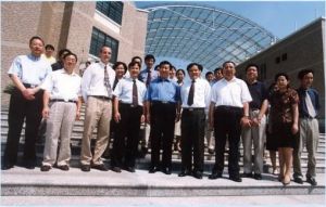 2003年9月12日，浙江省委書記習近平由省委常委、杭州市委書記王國平陪同來校視察