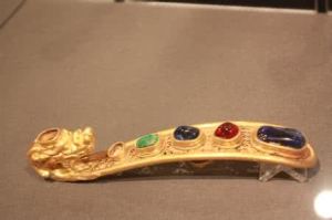 嵌寶石龍首金帶鉤