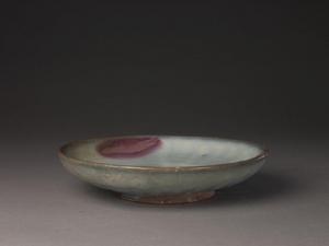 鈞窯天藍釉紫紅斑菊瓣盤