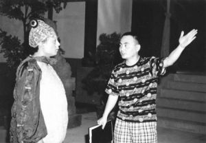 劉翼正在給《白》劇中的反派角色——蛤蟆精、王道陵講解角色