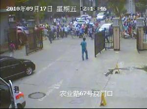 急救人員旁觀(急救車就在現場(左下角))