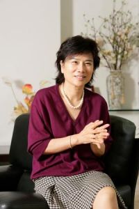 董明珠撰寫的記錄自己行銷道路的自傳《棋行天下》引起業界轟動，並被中央電視台改編為黃金強檔連續劇。