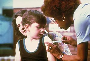 一名護士正為一名兒童注射疫苗