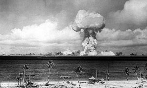 Able核試一刻。核彈在半空爆炸後，引發巨大蘑菇雲。攝於比基尼沙灘。