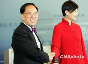 6月17日,香港特區政府行政長官曾蔭權(左)與公民黨黨魁余若薇(右)在政府總部就政改方案進行電視辯論。