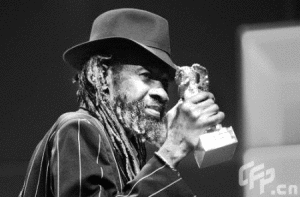 新科影帝索提基&middot;庫亞特是非洲國家布吉納法索的第一代演員。