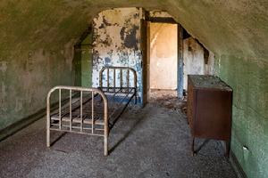 嚴重的患者被鎖在一個房間裡，孤立隔離。