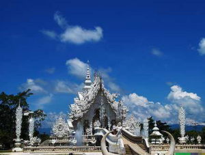 泰國Chiang Rai內的白龍寺，是世界上又一個獨一無二的寺廟。全寺白色，雕有無數條龍，還有各種華麗造型，並且在這些圖案中鍍有銀色的金屬條帶，從合適的角度看上去，就像是全院散發著令人驚異的魔法之光。這座寺廟還沒有完全建成，具建造者講，在未來的90年這座寺廟的建造工程才有望竣工。