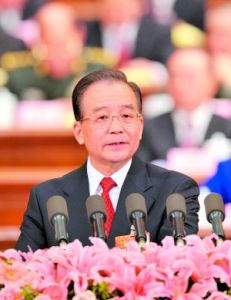 國務院總理溫家寶作政府工作報告。　