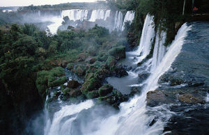 位於巴西和阿根廷邊界的伊瓜蘇瀑布