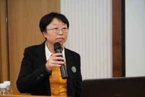 於麗娟教授正在學術會議上演講