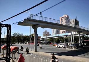 “斷頭”過街天橋 “斷頭”過街天橋