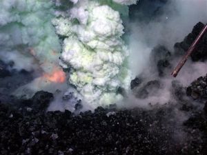水下探測器拍到最深的海底火山噴發奇觀