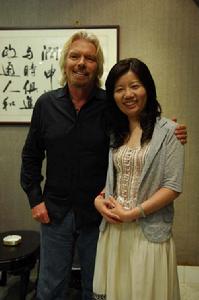 《波士堂》錄製前唯眾傳播總裁楊暉女士與布蘭森溝通錄製情況合影