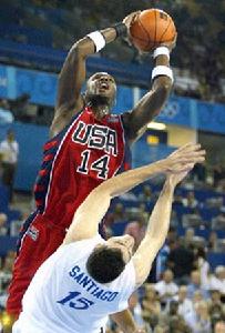 戰勝“夢六”，波隊隊員在防守（白）