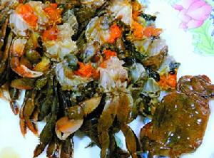 菜 名： 生醃癟蟹 主 料： 癟蟹（蟹母）750g。 配 料： 蒜頭100g、紅辣椒4粒、花椒10g、紹酒25g、生抽500g。佐料：辣椒醋。 做 法： 1、將蟹洗淨，放於深鍋；2、蒜頭去皮拍扁，紅辣椒切斜片同花椒、紹酒、生抽一併拌勻淋於蟹上，壓上瓷碟勿使移動，在常溫下醃6小時，入冰櫃冷藏24小時、即可去殼，去腮，掰開裝碟。伴辣椒醋。