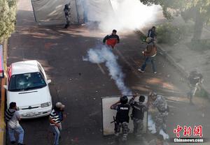 軍警與總統支持者對峙