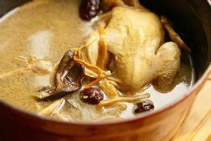 公雞燉乾黃花 公雞燉乾黃花