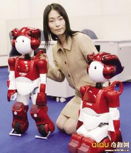 這款“EMIEW2”機器人身高大約0.8米，體重14千克