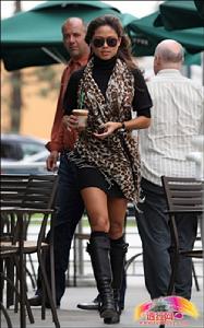 Vanessa Minnillo性感無處不在 緊身裙配野性豹紋圍巾