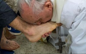 教皇弗朗西斯一世親吻一名少年犯的腳背