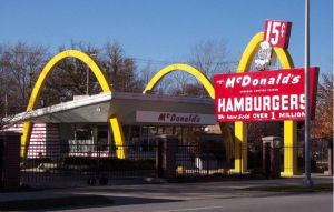 位於伊利諾州德斯普蘭斯麥當勞餐廳，是Ray Kroc於1955年4月開設的首間經銷權餐廳，現在已經改為麥當勞博物館。