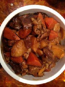 土豆胡蘿蔔燉牛腩
