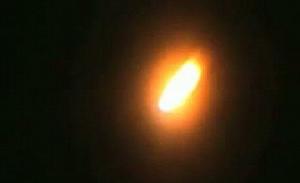 火球發出耀眼的光芒，不一會兒就消失了