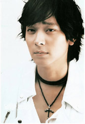 狐男皮膚如女人般白皙