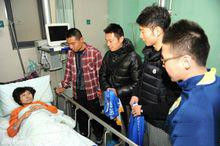 陸博飛和吉翔前往醫院探望患病女球迷
