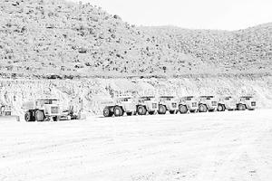 因停工而閒置的工程車輛