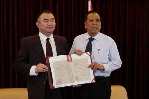 應祚智大師向中國扶貧基金會捐贈字畫儀式在廣東外語外貿大學北校迎賓廳舉行。
