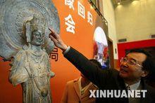 1月9日，文物專家在講解北魏石刻菩薩造像。
