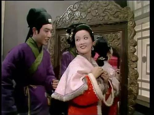 助教一把將學生抱到炕上,欲行苟且之事,這時火把亮了 助教一把將學生抱到炕上,欲行苟且之事,這時火把亮了