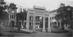 1935年時的聖約翰大學紀念坊正面