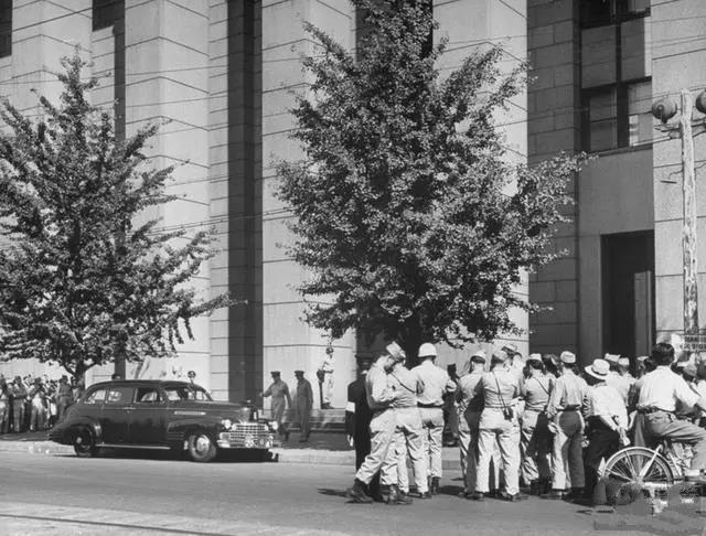 (麥克阿瑟在日本乘專車時的情景)