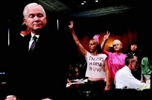 2007年9月26日，華盛頓。美國國防部長羅伯特・蓋茨在國會山的伊拉克和阿富汗戰爭預算的討論會議上，提到軍隊同性戀是應該禁止的。這當即引起了“粉紅標誌”的同性戀組織的反對。